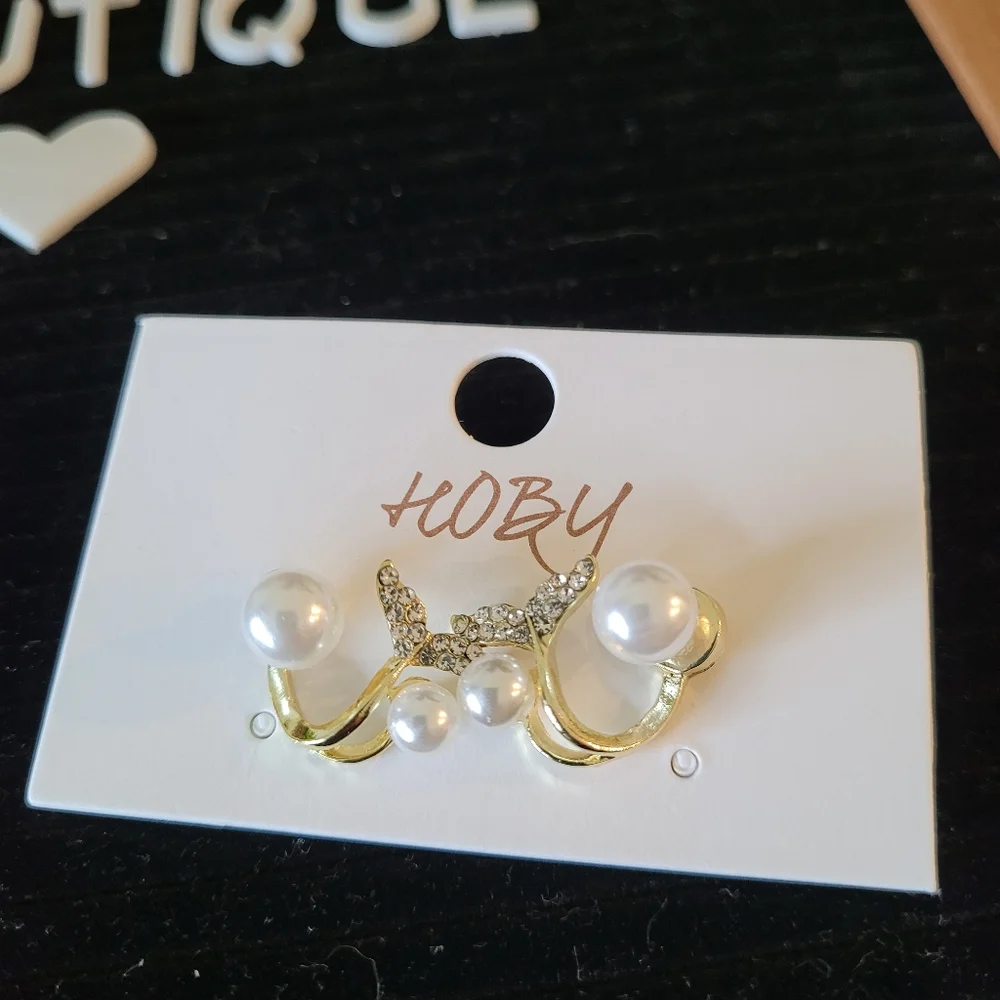 Bundle 💥Any 2for$20💥COPY - Pearl & Gold Mermaid Tail Ear-jacket Earrings✨️ - Picture 3 of 7